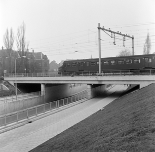 881766 Gezicht op het spoorviaduct over de Spoorstraat te Oldenzaal.